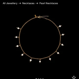 Slutsålt Maria Nilsdotter pärlhalsband  - Såå snyggt maria Nilsdotter pärl halsband i guld !! Slutsålt på hemsidan köpte för 5000, hör av er om ni är intresserade❣️❣️