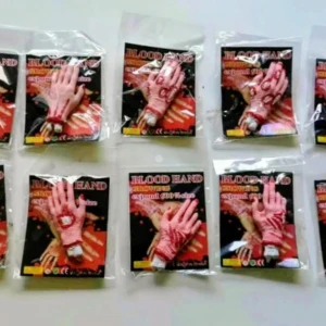 10st Blodiga & Läskiga Halloween Leksak Händer  - Dags att förbereda Halloween fest! Det blir roligt att se leksak hand som kommer växa upp till ca några gånger större inom 72 timmar i vattnet. De kan vara dekoration till Halloweenfest, hängs på fönster eller under lampa..... 15kr/st eller 120kr/10st