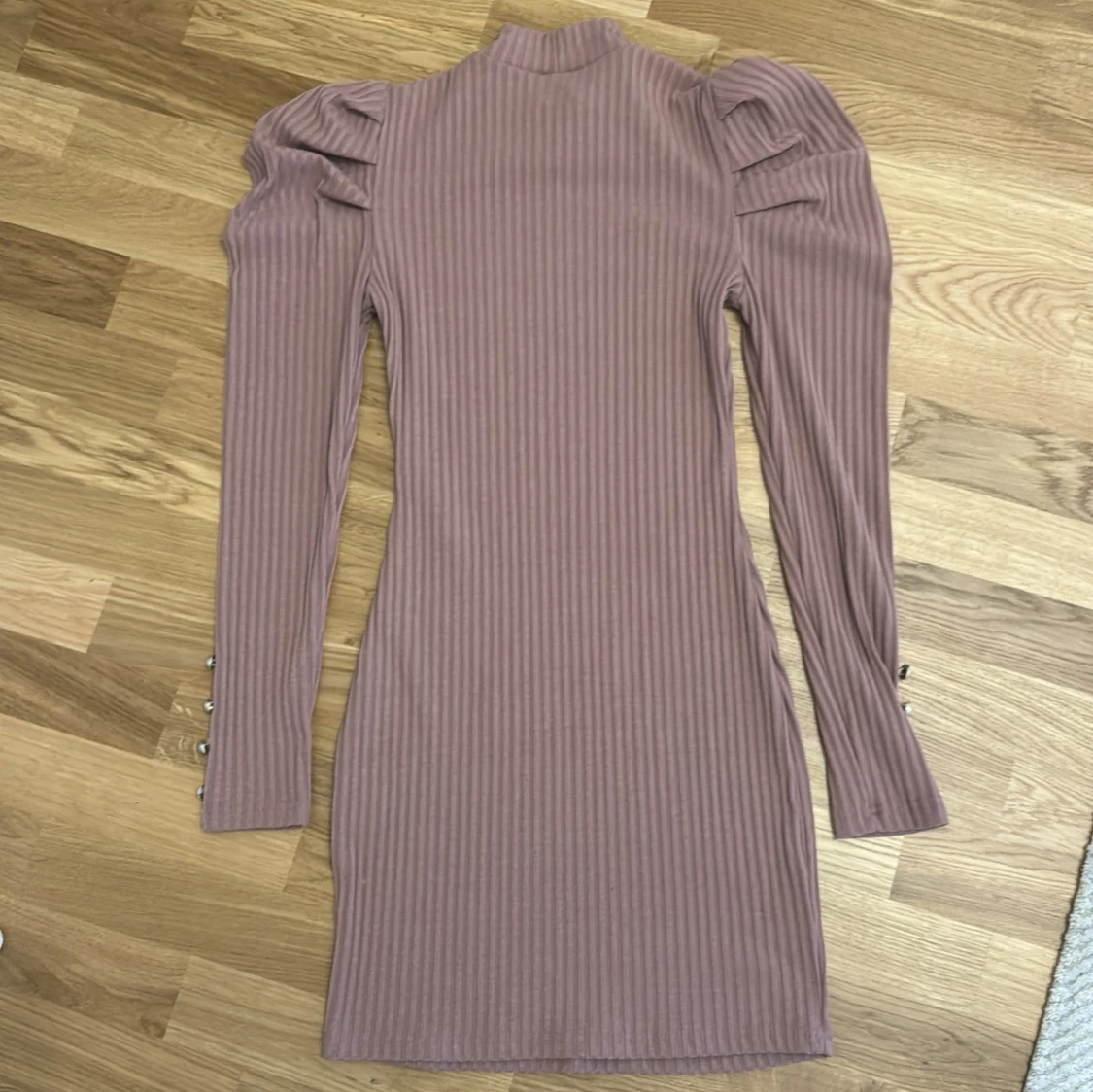 Ribbad lila kortklänning med puffärm - 1