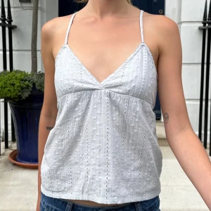 Vit broderad linnetopp med spets - Söt ljusblå broderi topp från Brandy Melville⭐️säljer då den inte kommer till användning längre 