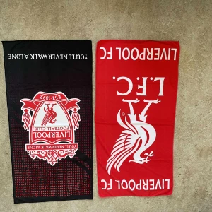 Liverpool FC halsduk röd och svart 250kr/st - Två snygga halsdukar från Liverpool FC, en i rött med vit logga och en i svart med röd och vit emblem. Perfekt för dig som vill visa ditt stöd på matchen eller hänga upp på väggen. Tydliga klubbmärken och texten 'You'll Never Walk Alone'.