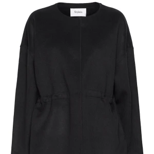 Sökes Stylein Treviso Medium - Söker Stylein jacka i modell Treviso, se bild. Storlek M/38 alternativt S/36 i färgen svart. 