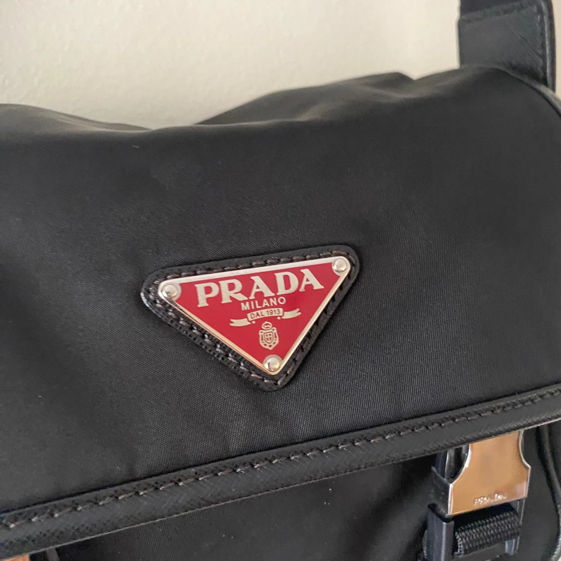 Svart axelväska från Prada med red logga - 1