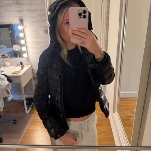 Moncler jacka - Säljer denna jacka då den är för liten och kommer inte komma till användning. Perfekt jacka nu till hösten och vintern.