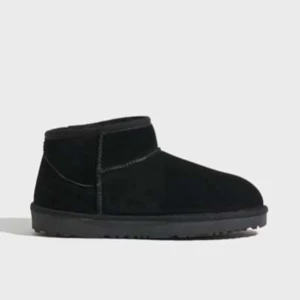 Svarta uggs - Säljer HELT NYA uggs, från Nelly. Skickar inom 1 dag, snabb affär. Behöver sälja de ganska så snart. Pris kan diskuteras men runt 230.