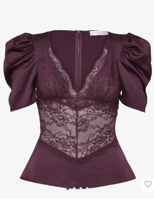 Topp - Jättesnygg blus från Love Lolina!! Helt ny med prislapp kvar, säljer då jag beställde två storlekar. Nypris: 1899kr 