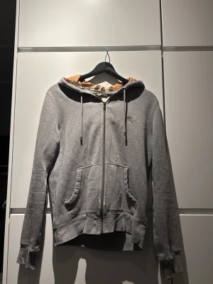  En grå Burberry hoodie - En grå burberry hoodie som är lite sliten