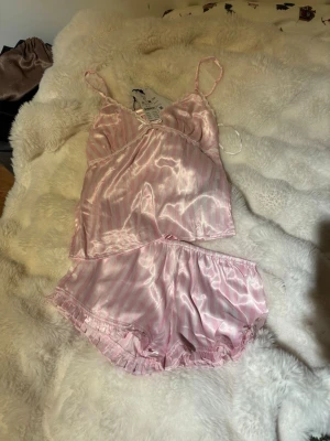 Victoria secret inspererad pyjamas - Pyjamas från Gina 14+! I strl xs. Helt ny med prislapp. Snygg med Victoria secret liknande mönster. ❣️satin/siden tyg. Köpt för 279kr