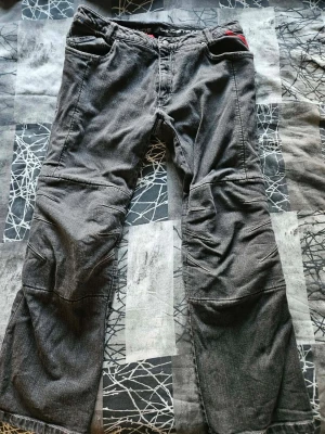 Motorcykelbyxor från Lindstrand - Lindstrands jeans strl L, short leg.  Rejäla jeans som är lite tjockare.  Fickor för knäskydd 