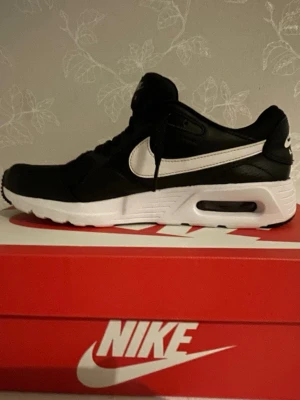 Nike Air Max svart/vit sneakers - Hej säljer Svarta och vita Nike Air Max sneakers som är knappt använda har haft dem ungefär 1 vecka.Kontrast mellan svart ovandel och vit sula, med vit swoosh på sidan. Skorna har snörning och rund tå, tillverkade i syntet och skinn. Om ni är intresserade och har några frågor hör av er tveka inte🤩👌!! 