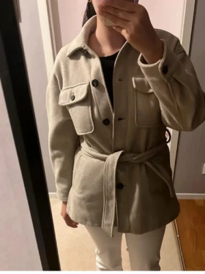 Zara kappa  - Trendig kappa från Zara, säljer för att det inte är min stil. Använt bara ett par gånger. Skriv privat för fler bilder/frågor!💞