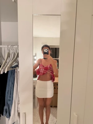 Vit tight kortkjol i stretchigt material - Säljer en vit kortkjol med tight passform. 🤍Använd 1-2 gånger🤗