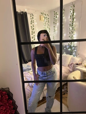 Baggy ljusblå jeans från SHEIN - Säljer ett par ljusblå baggy jeans från SHEIN i storlek L. Jeansen har slitna detaljer på benen och klassisk femficksdesign. De är raka i modellen och har en avslappnad passform med låg midja. Perfekta för en chill och trendig look.