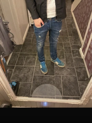 Dondup George - Feta dondup George med slitningar // modell 175 65 kg