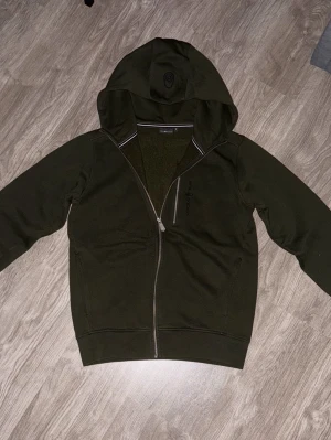 Sail-racing Hoodie - Mörk grön helzippad hoodie i fint skick. Sällan använd. 