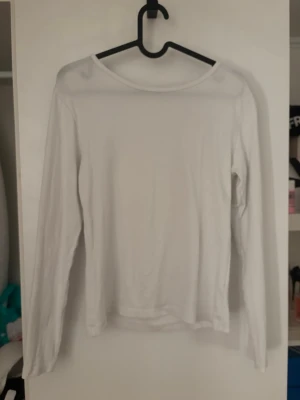 Vit långärmad topp från 157🫶🏻 - En enkel och stilren vit långärmad topp från 157. Modellen har rund halsringning och är gjord i ett mjukt och stretchigt material som känns skönt mot huden. Perfekt att styla lager på lager eller bära som den är. Jättefin!🤍