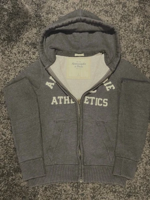 Abercrombie & Fitch zipper hoodie - Säljer denna feta hoodie från Abercrombie and Fitch. Storlek L men passar även för M och väldigt bra skick. Skicka ett meddelande om du har några frågor eller om du vill ha mer bilder! :)