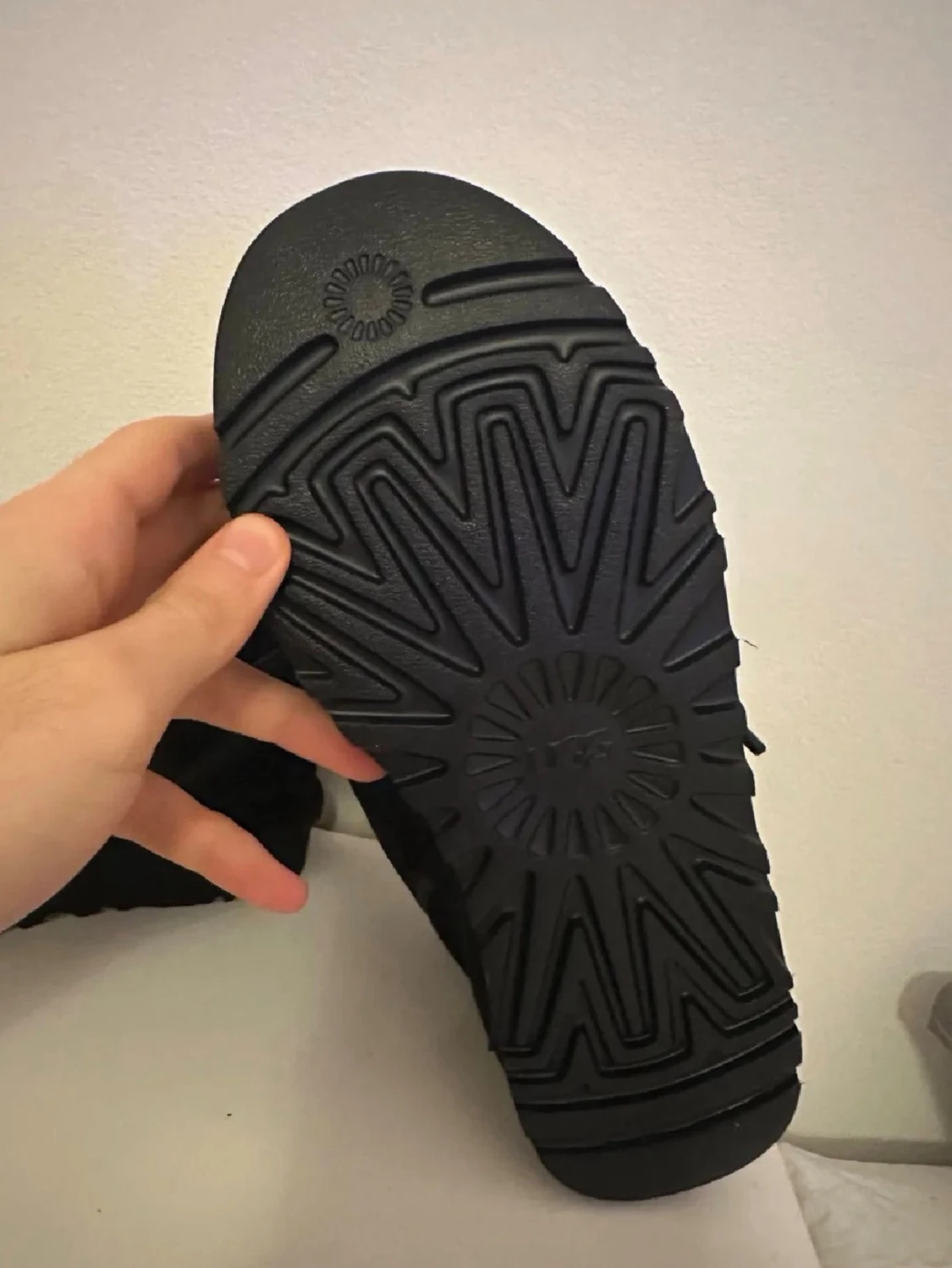 Svarta sneakers från UGG med päls - 2