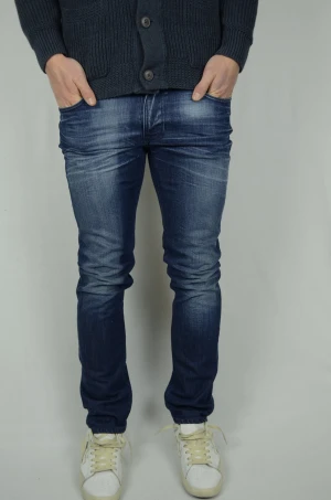Nudie Jeans  - NUDIE JEANS  Storlek : W30 / L32  Modell : Thin Finn  Mått : A = 40CM - B = 106CM  Användning : Jeansen är i ett väldigt fint skick utan defekter  Nypris : Cirka 1800SEK  Modellen på bilden är 182CM och väger 76KG