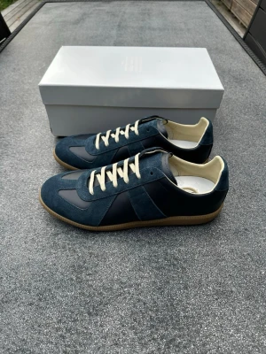 Maison margiela gats navy - Ett par riktigt feta gats i storlek 42, box och dustbags fås med