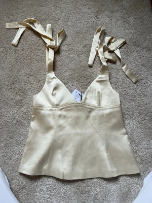 Ljusgul topp - Säljer denna vackra ljusgula toppen. Denna topp säljer slut fort och tar lång tid innan den kommer tillbaka. Aldrig använd och lapp kvar! 💓🥰