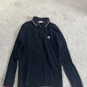 Långärmad piké från moncler storlek S - Säljer nu min moncler piké då jag inte använder den längre. Den är i bra skick även om den är använd. Har tyvärr inget kvitto då jag köpte den här på plick. 