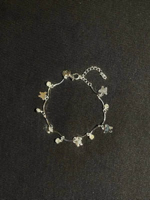 925 Sterling Silver Armband med Zirkonia & Fjäril - Elegant armband i äkta 925 silver med gnistrande zirkonia och en romantisk fjärilshängare. Perfekt för vardag, fest, förlovning och bröllop – eller som en lyxig present till Alla hjärtans dag och högtider. En tidlös accessoar som förhöjer varje look