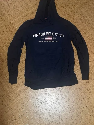 Svart mjukis set  - Svarta mjukisbyxor från Vinson Polo Club med vit snörning i midjan och tryck på ena benet. Byxorna har ribbade muddar vid bensluten och en sportig stil med siffran 3 tryckt på vänster ben. Perfekta för chill eller träning.