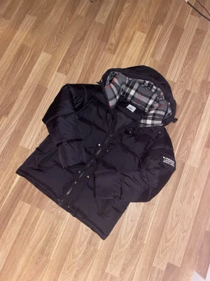 Svart burberry jacka - Hej, säljer en oanvänd burberry jacka i storlek S👍. Skön o använda nu när de är kallt! ❄️ armarna går o ta av så de blir en väst också😊. Skriv gärna om ni har några funderingar!