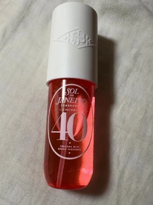 Sol de Janeiro Cheirosa 40 mist - Fräsch och trendig perfume mist från Sol de Janeiro, Cheirosa 40. Perfekt för dig som vill ha en lätt och modern doft att spraya på när som helst. Snygg rosa flaska som sticker ut i väskan eller på hyllan.