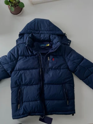 Mörkblå Polo puffer - Mörkblå Polo puffer i storlek S.  Skriv gärna om du har några frågor eller vill ha fler bilder😁