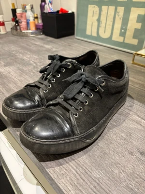 Lanvin skor  - Svarta lanvins med glans i storlek 41. Endast 1299kr kan gö ner i pris vid snabb afär. 