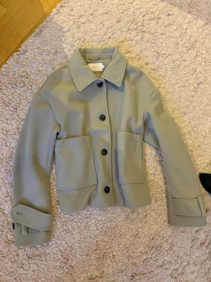 Beige jacka från Nelly - En beige jacka från Nelly i storlek xxs. Rensar min garderob så tryck helst på ”köp nu”❤️