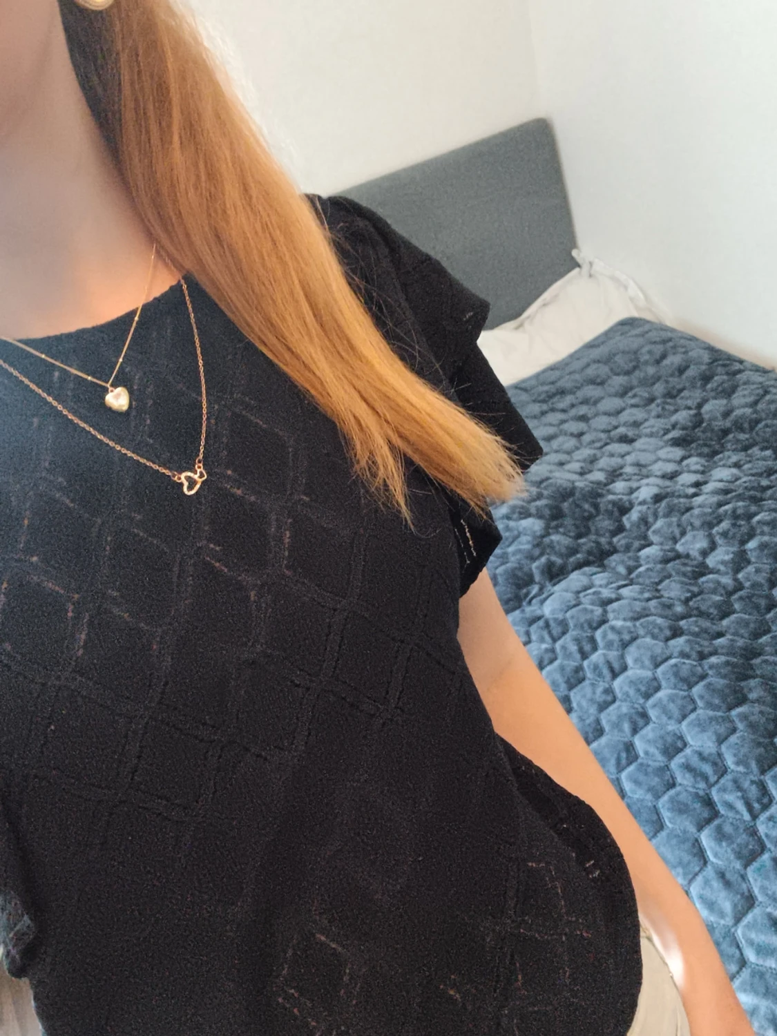 Svart blus med volangärm - 1