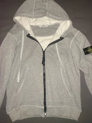 STONE ISLAND kofta - Storlek M, Skön kofta, fick den i present (dock inget kvitto). Knappt använd.