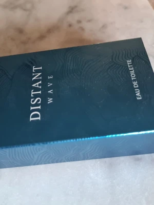 Distant Wave Eau de Toilette - Fräsch Eau de Toilette från La Rive med modern design. Perfekt för dig som vill ha en stilren och ungdomlig parfym. Distant Wave ger ett coolt intryck och passar dig som gillar att sticka ut.