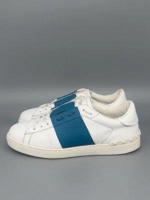 Valentino Open | 42 - Valentino Open Skor i grymt skick! Ruggigt fräsch färg. Storlek 42, passar även aningen större. Nypris: 7000kr. Självklart äkta! Hör av er vid funderingar 🙌