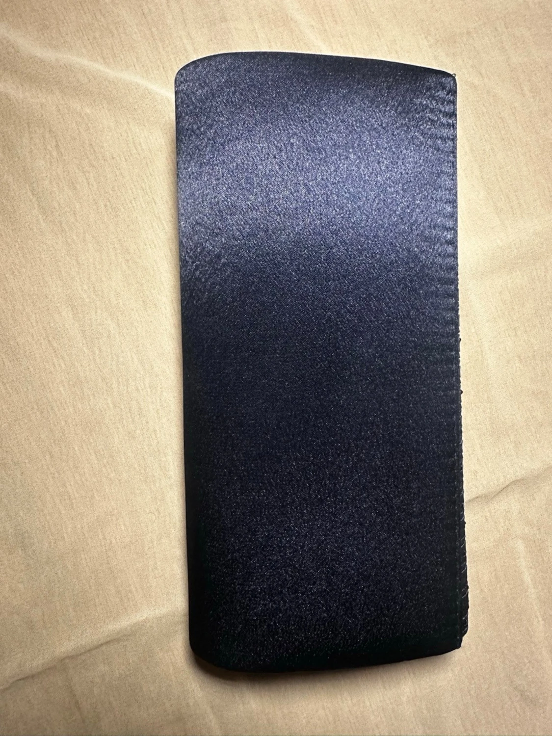 Marinblå kuvertväska med paljettdetaljer - 1