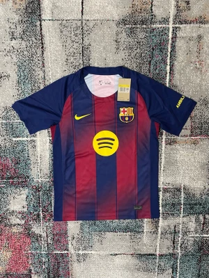 Barcalona 25/26 Tröja - Säljer denna jättefina tröjan för ett riktigt bra pris! Skriv till om ni är intresserade eller har några frågor.