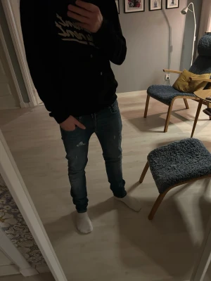Replay Anbass jeans  - Säljer ett par blå replay anbass jeans med lite goare slitningar modllen är 177 vägen 65 kg ✨storlek 28 midja 30 längd 🤩