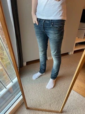 Jack&Jones jeans - Tja! Schysst par Jack&Jones jeans!| Modell: Glenn| Mycket gott skick!| Kontakta mig vid frågor och funderingar!| Pris alltid diskuterbart!| //Nils- defekt på sista bilden som inte syns vid användning -köp efter 25/12-skickas tidigast 29/30-12
