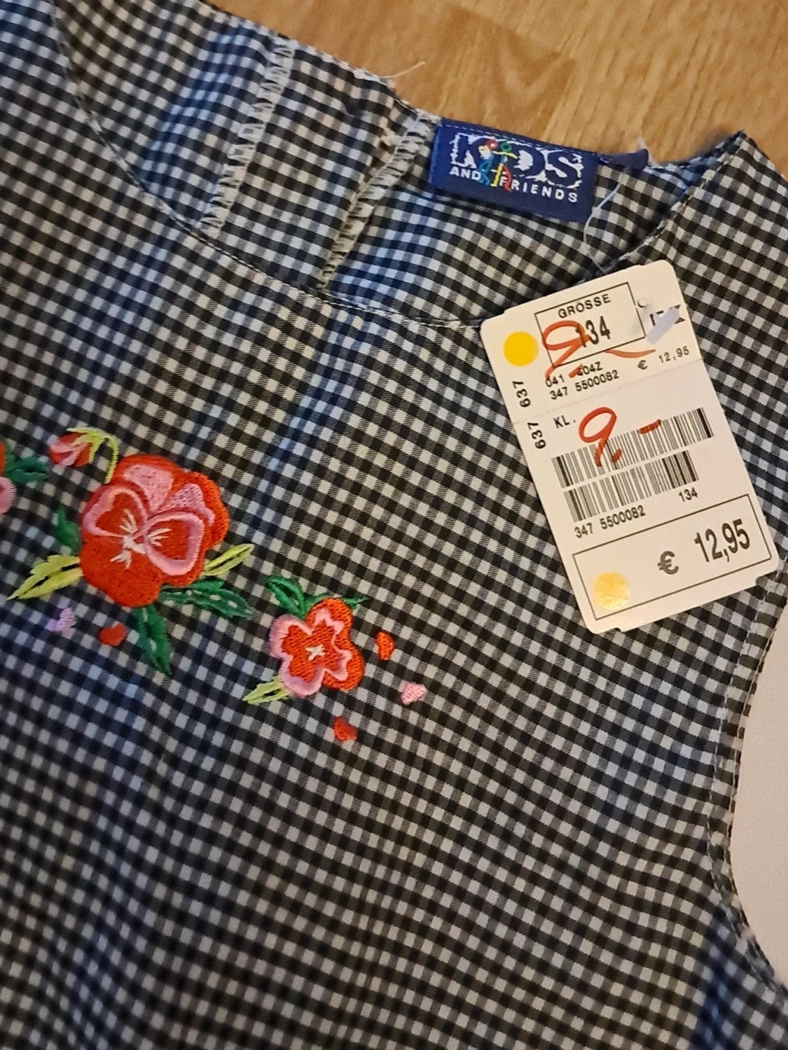 Rutig klänning med broderade blommor - 1