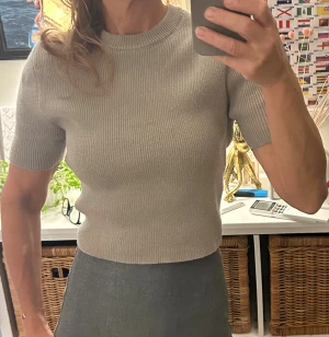 Beige ribbad stickad topp från Zara kortärm Stl m  - Säljer en beige, croppad stickad topp från Zara med ribbad struktur. Modellen har korta ärmar och rund halsringning, perfekt för dig som gillar enkel och clean stil. Materialet är mjukt och ger en snygg passform som sitter normal mot kroppen. Stl m ( står Stl L men är liten i Stl )