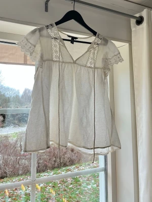 Söt topp  - Jättefin vit topp! Perfekt till olika tillfällen. Passar M storleksmässigt. 😍