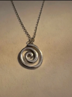 Halsband spiral - Halsband skapat av mig och dottern.  Halsband som inte är i äkta silver/guld. Kedja är oftast 50cm men kan ibland komma i 45cm. Kedja är rostfritt stål, berlock oftast i zinklegering men kan även det i vissa fall vara rostfritt stål. Be gärna om mått på berlock om detta är viktigt då bilderna är missvisande när det gäller hur stora dom är! 🌹❤️  Allt är nytt även om de kan stå ”mycket bra skick” , detta mest för att Vinted inte ska fundera på varför jag bara har nya saker .  Bud accepteras inte 🥰🌹