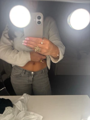 Grå bootcut jeans - Säljer ett par gråa jeans med bootcut. Jeansen är midwaist. Materialet är jeans och färgen är en snygg, neutral gråton som passar till det mesta. 