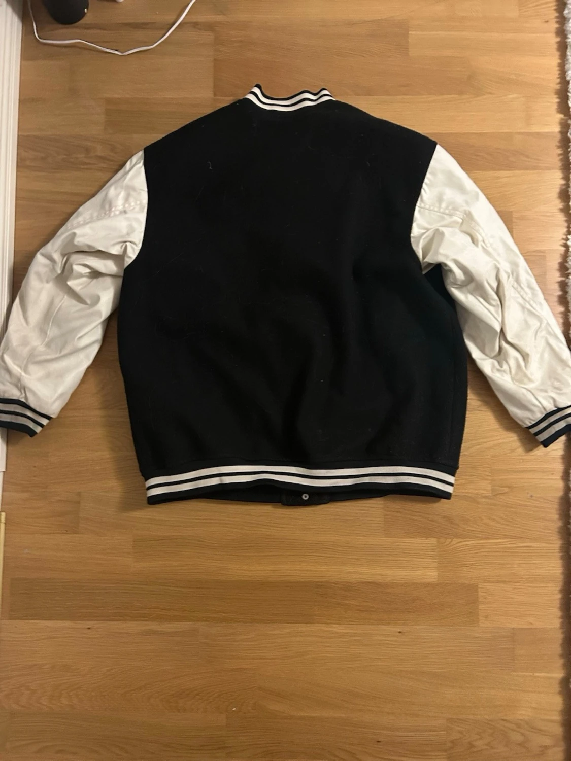 Svartvit bomberjacka  - 1