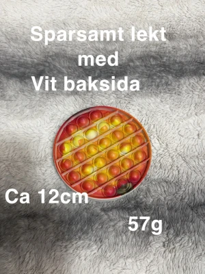 Pop-it - Sparsamt lekt skick. Vit baksida. Ca 12cm