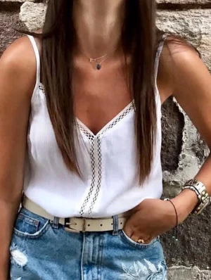 Vit linnetopp från Tally Weijl - Säljer en fräsch vit linnetopp från Tally Weijl i storlek XS. Toppen har smala justerbara axelband, v-ringad hals och snygga virkade detaljer längs fram. Perfekt till jeans eller kjol för en chill sommarlook.