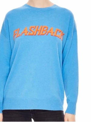 Blå stickad tröja med FLASHBACK-tryck från Sandro - Cool blå stickad tröja med orange texten 'FLASHBACK' över bröstet. Tröjan har rund hals och långa ärmar, perfekt för dig som gillar statement-plagg. Mjuk och skön kvalitet som passar till jeans eller kjol.